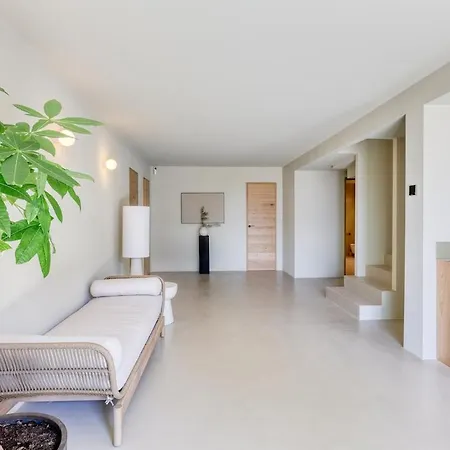 Stunning Home Blends Minimalist Luxury With Comfort * 圣马克西姆