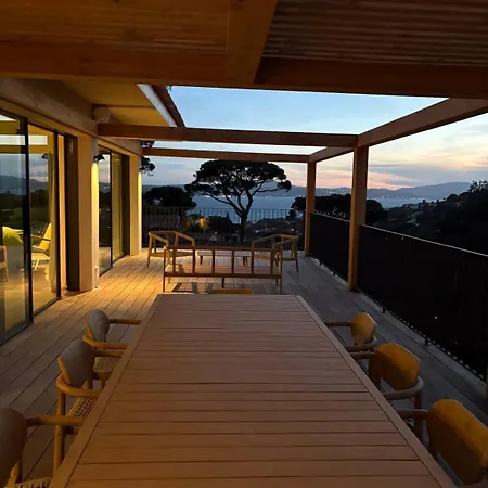 公寓 Stunning Home Blends Minimalist Luxury With Comfort