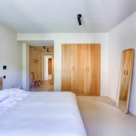 公寓 Stunning Home Blends Minimalist Luxury With Comfort